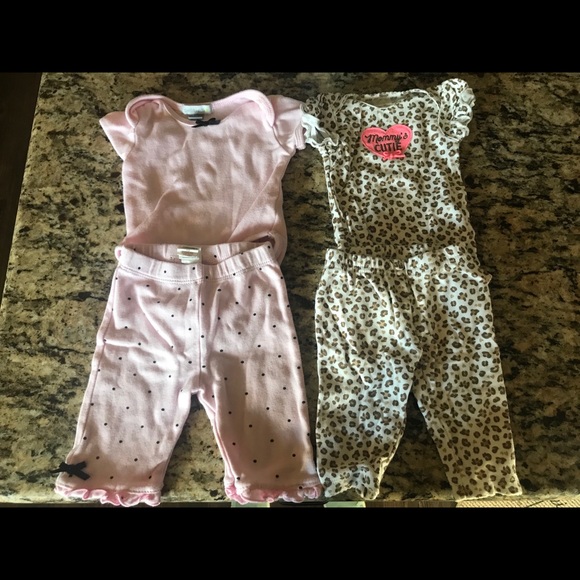 2 newborn outfits - Picture 1 of 1